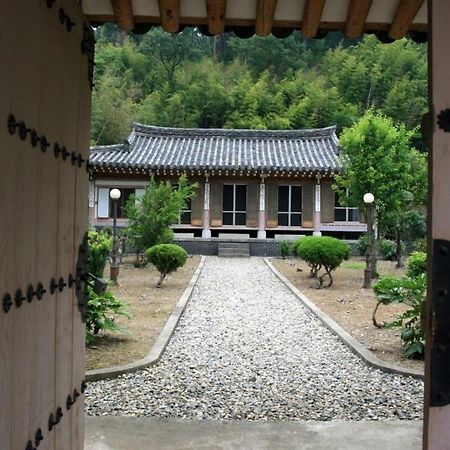Goseong Choi Pilgan'S Old House Hotel Buitenkant foto